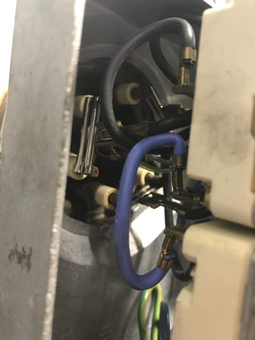 Interiör av en elpatron med synliga ledningar och elektriska komponenter.