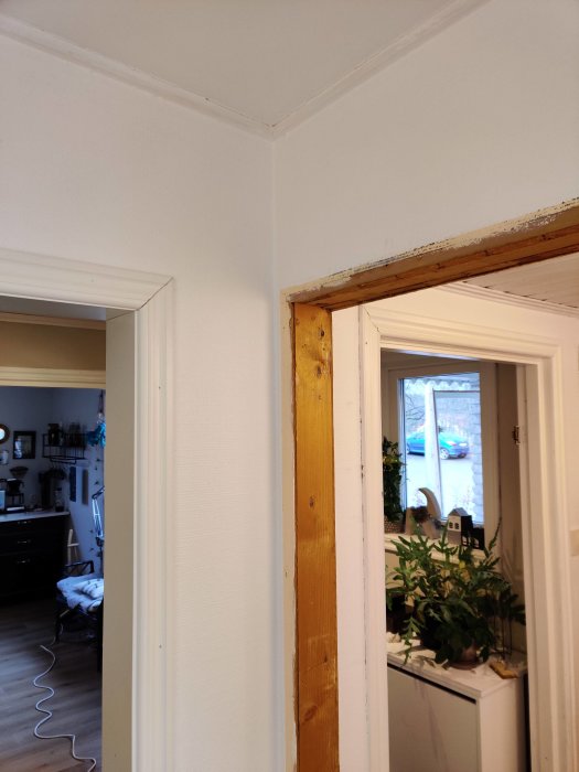 Billede af en døråbning i et ældre hus, hvor dørkarmen er fjernet. De lodrette reglar ses ved siden af de nu tomme dørkarmsåbninger.