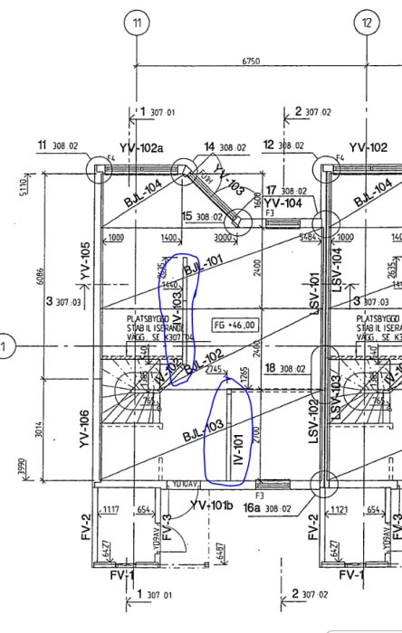 Konstruktionsritning av en byggnad med markerade bärande innerväggar IV-101, IV-102 och IV-103.