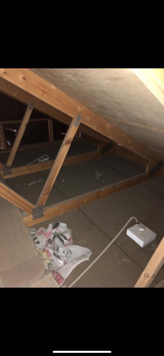 Takstolar och innertak i en husmatsal där någon planerar att öppna upp taket till nock.