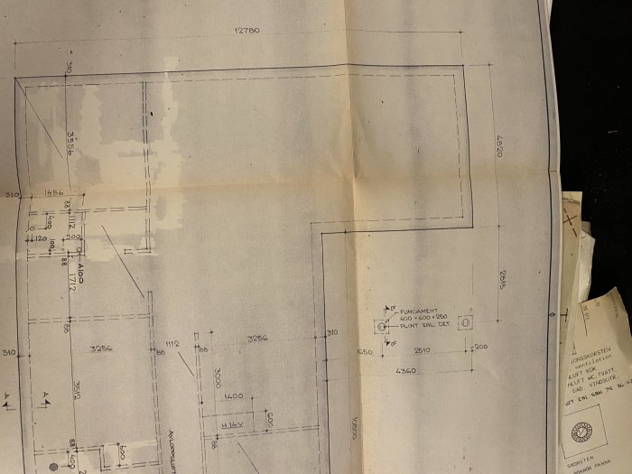 Arkitektskiss med måttannoteringar för byggprojekt som ansluter till ett uterum.