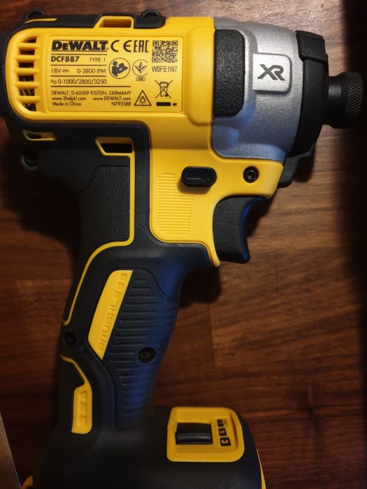 Ny Dewalt DCF887 slagskruvdragare i svart och gult utan batteri.