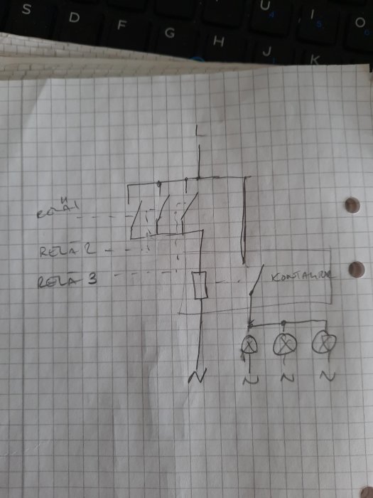 Handritad elektrisk kopplingsschema med reläer och en kontaktor på rutat papper.