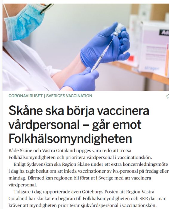 Vårdpersonal med ansiktsmask förbereder Covid-19-vaccin för injektion.