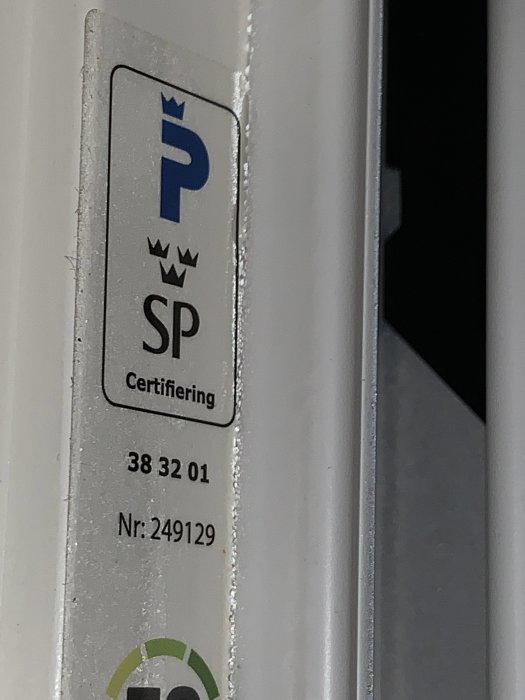 Närbild på kondens på ett fönster med SP-certifieringsdekal.