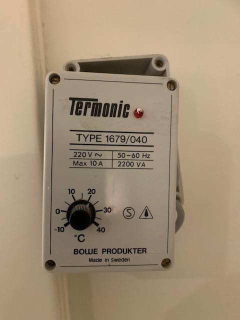 Gamla Termonic termostat typ 1679/040 monterad på vägg.