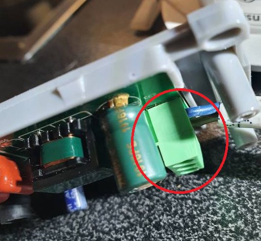 Elektrisk anslutningskontakt på kretskort, omgivet av komponenter, indikerad med röd cirkel.