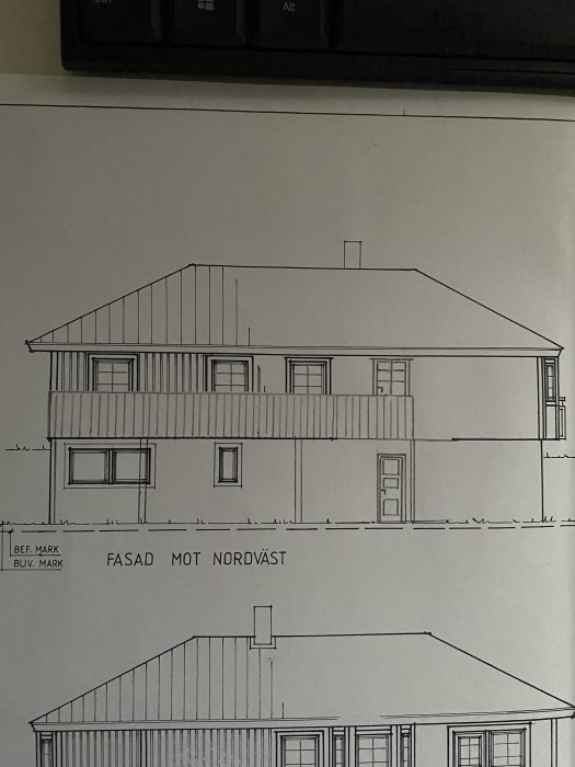 Arkitektritning av en byggnad med översiktsvy av fasaden mot nordväst, inklusive planerad balkong.