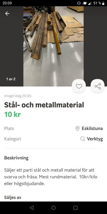 Olika längder av använda stålrör och metallmaterial på ett golv.