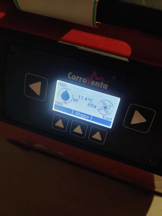 Närbild av en Corroventa avfuktare med en display som visar temperatur och luftfuktighet.