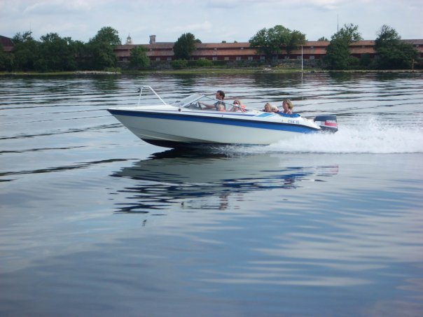 En Fourwinns 180 Bravo med 140hk Evenrude motor, tre personer ombord, färdas på vattnet.