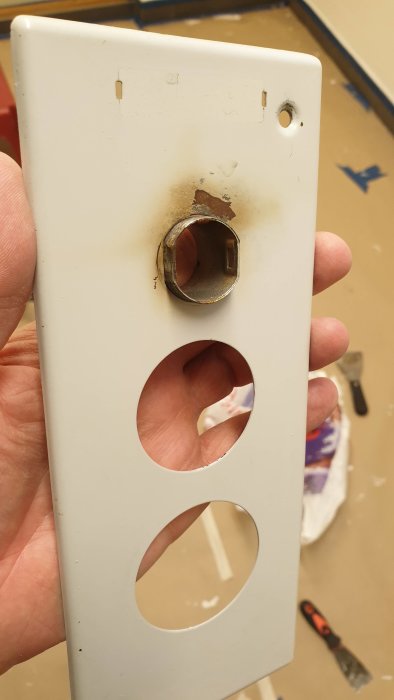 Skadad ljusbrytare från ELDON AB med brännskador runt hålet för glödlampan.