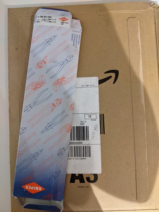 Tom kartong i trasigt Amazon-kuvert på bord, antydande en missad leverans.