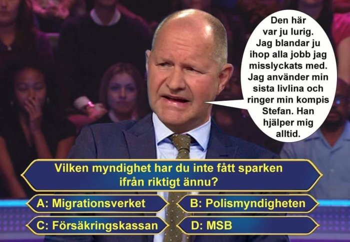 Man i frågesport-TV visar svarsalternativ, ser fundersam ut, pratbubbla med text som skämtsamt säger att han ringer en vän.