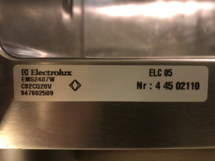 Etikett på Electrolux mikrovågsugn med modellnummer EMS2487W och serienummer.