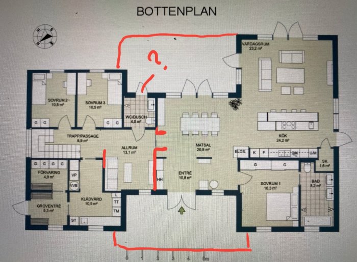 Ritning av bottenvåning i hus med markerade förslag på planändringar, inklusive avskärmningar och dörrplacering.