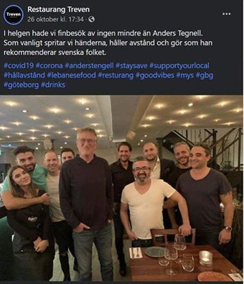 Anders Tegnell står med en grupp människor inne på Restaurang Trevern.