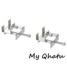 Två förnicklade LINNMON skarvkopplingar för att fästa bordsskivor till hyllor.