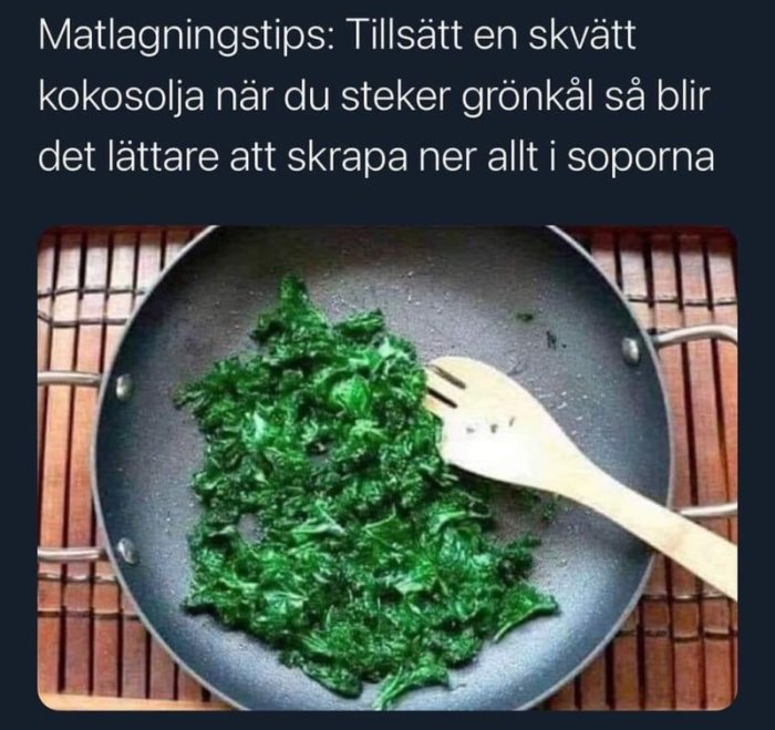 Stekt grönkål i stekpanna med träspatel, humoristisk text om att lägga mat i soporna.