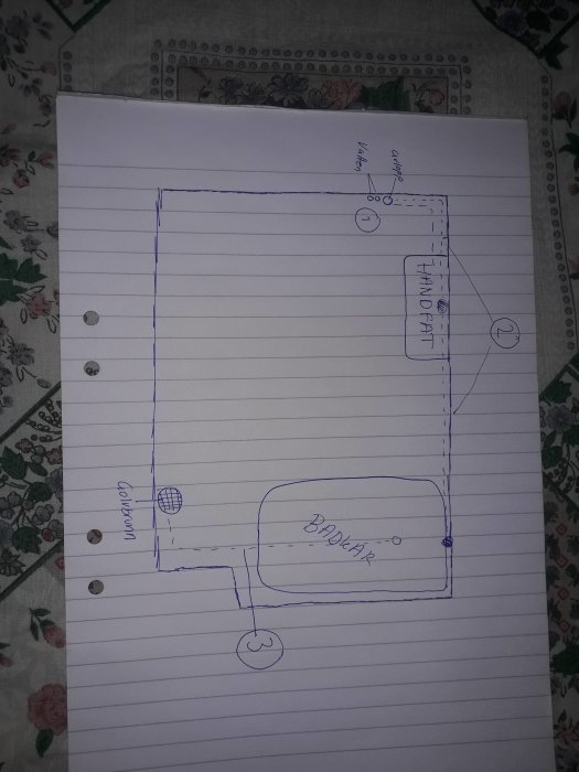 Handritad skiss av badrum med markerade rördragningar och position för handfat.