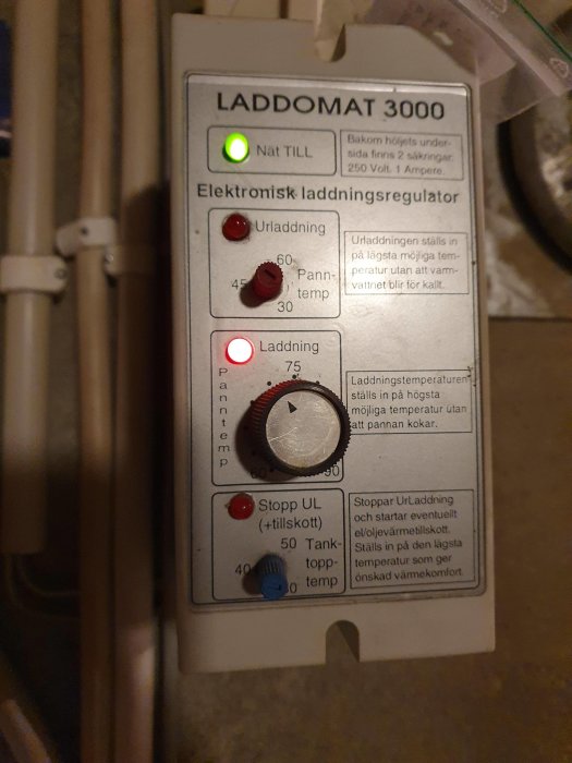 Laddomat 3000 elektronisk laddningsregulator med justerbara rattar och indikatorlampor.