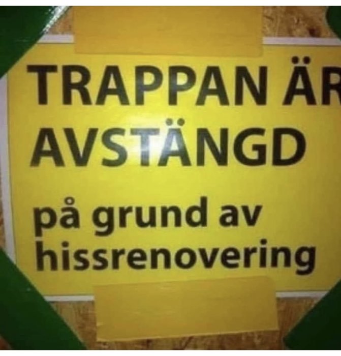 Gul skylt med texten "TRAPPAN ÄR AVSTÄNGD på grund av hissrenovering".