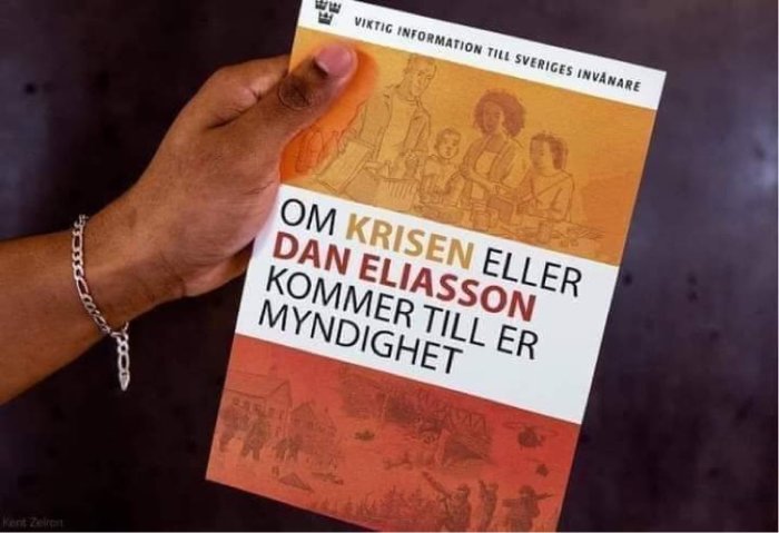 Hand håller broschyr med text "Viktig information till Sveriges invånare" och ironisk titel om krishantering.