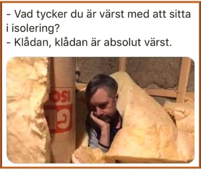 Man ser besviken ut inbäddad i isoleringsmaterial, med en samtalsruta om nackdelar med isolering.