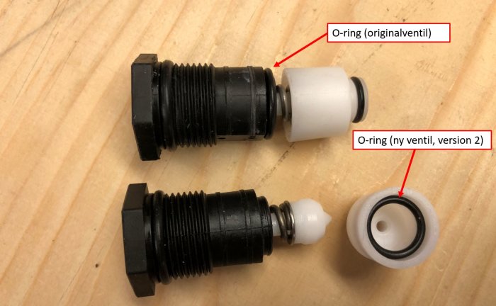 Två versioner av ventilkomponenter med synliga skillnader i o-ringsmontaget, märkta som original och version 2.