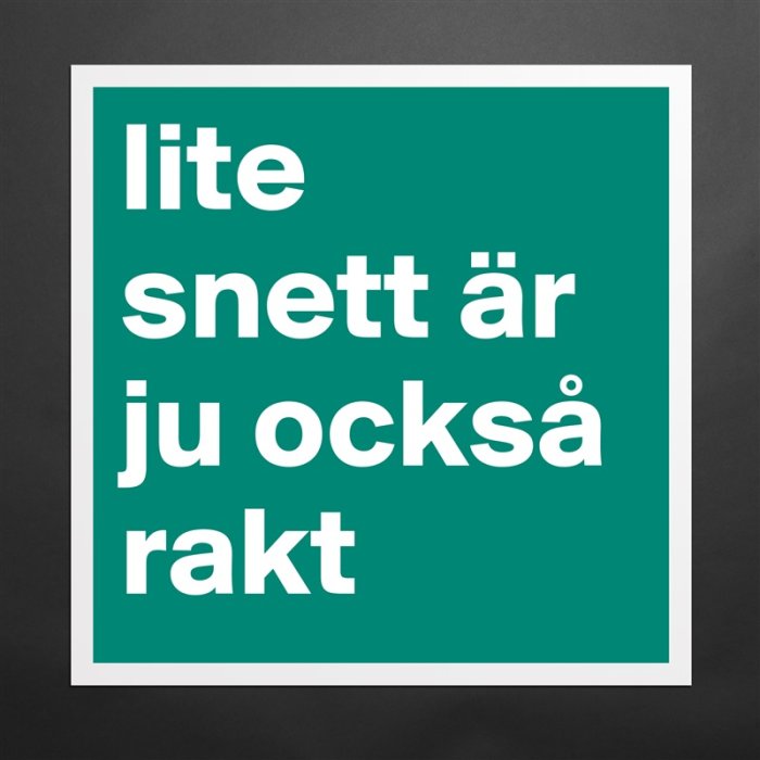 Affisch med texten "lite snett är ju också rakt" på turkos bakgrund inramad i vitt.