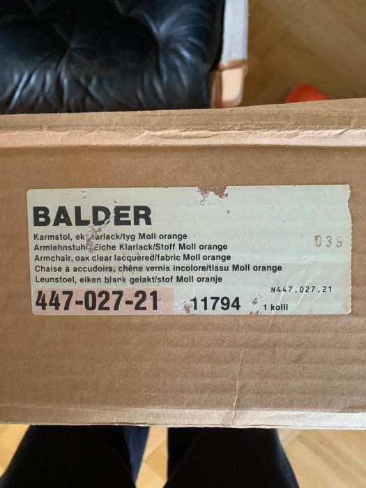 Ikea-kartong med etikett för en "Balder" karmstol i klarlackad ek och Moll orange, artikelnummer 447-027-21.