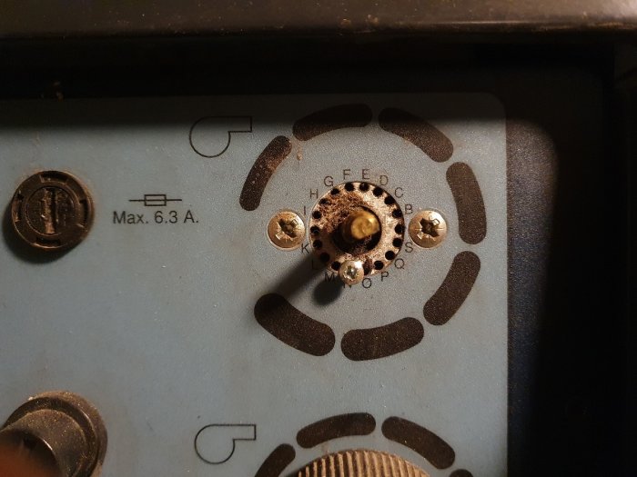 Närbild av en justerad stoppskruv på en driftstermostat.Designer