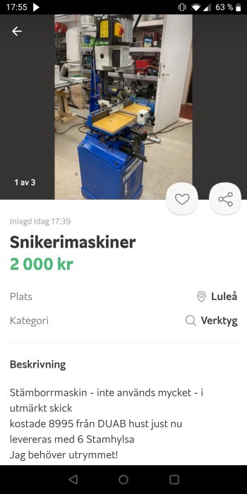 Blå stämjigg med justerbart bord och borrmontering i verkstadsmiljö, prissatt till 2000 kr.