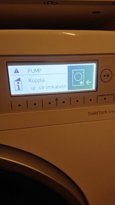 Tvättmaskinsdisplay visar felmeddelande "PUMP" och instruktionen "Koppla ur strömkabeln".