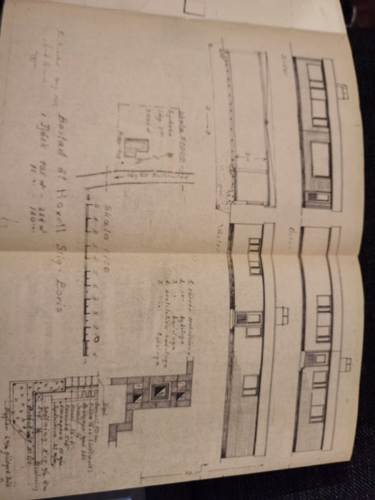 Gammal ritning av 70-tals tegelhus med platt tak och handskrivna anteckningar.