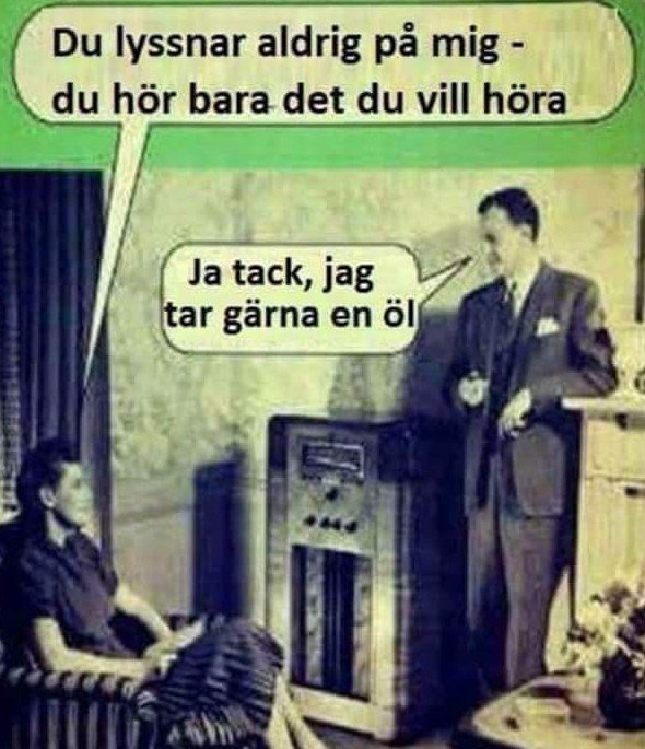 Två personer i ett gammalt vardagsrum där den ena sitter och den andra står, med pratbubblor som visar ett missförstånd.
