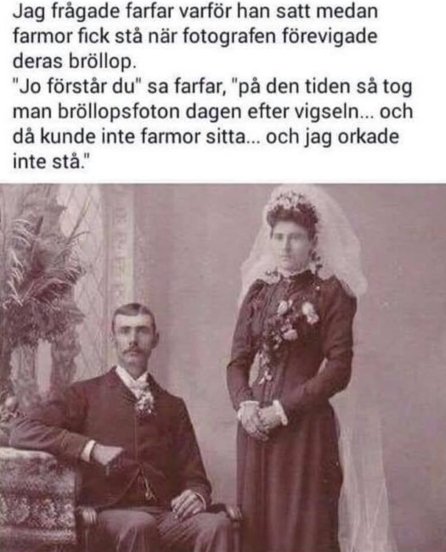 Gammalt svartvitt foto av bröllopspar, mannen sitter och kvinnan står bredvid honom.