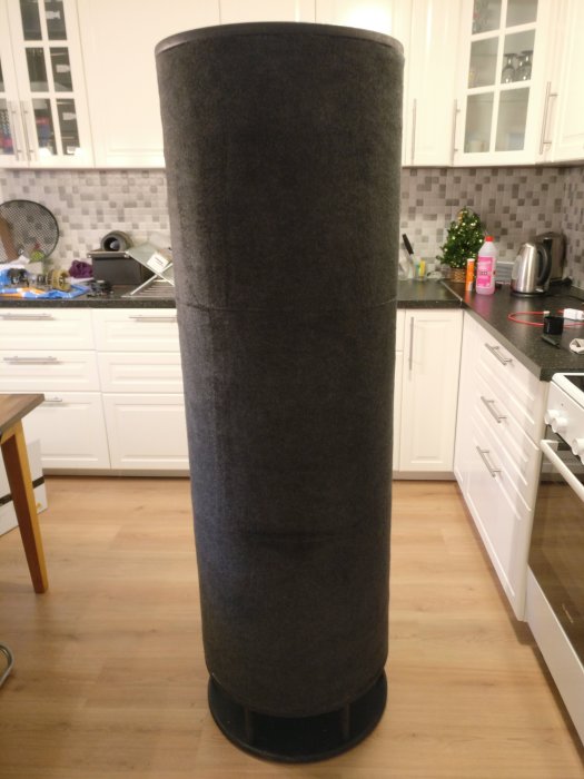 Stor Sonosub-högtalare på 272 liter tunad till 17 Hz i ett hemmakök.