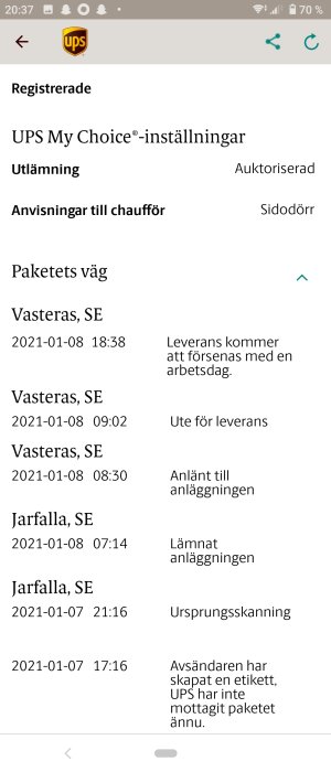 Skärmdump från en mobil visar en UPS leveransstatus med tidsstämplar och uppdateringar för ett paket på väg.