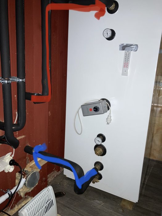 Värmesystem med rör, mätare och ackumulatortank markerad med frågetecken.