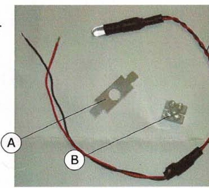 Metallbit och sensor med kopplingskablar märkta A och B för användning i flamvakt relaterat till styrenhet K6.