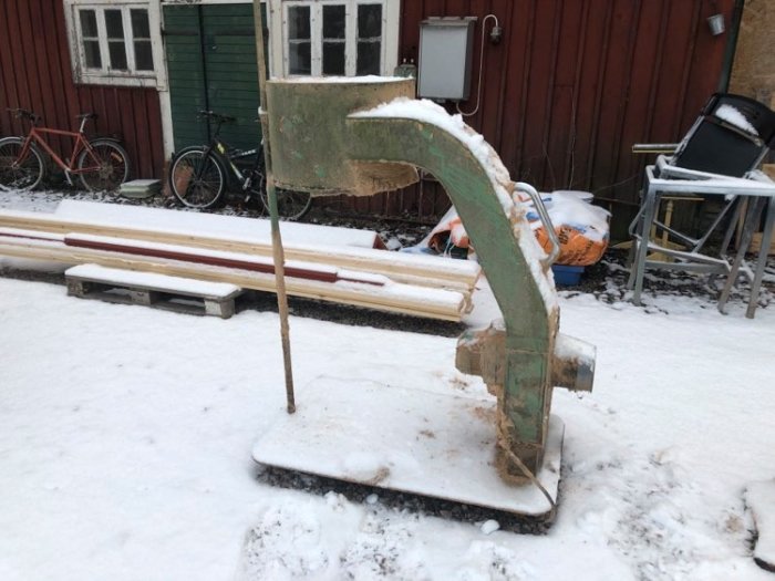 Använd spånsug av märket Luna lillslam, dammig och snöbelagd, står utomhus i vintermiljö.