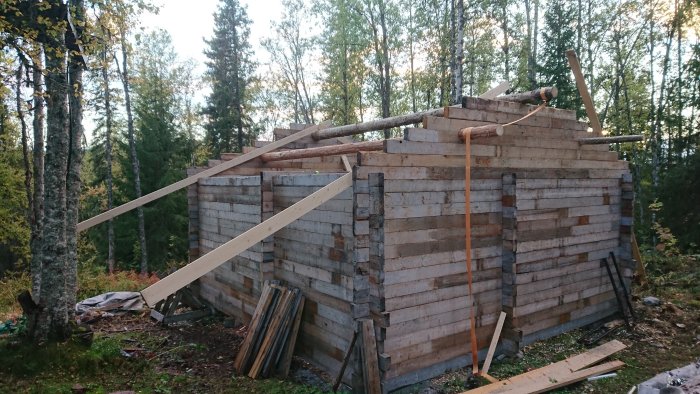 Ett pågående byggprojekt av en enkel träkonstruktion med spakblock för att montera nockstock.