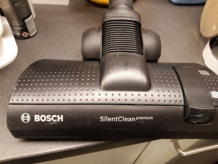 Närbild på ett Bosch SilentClean premium golvmunstycke till en dammsugare.