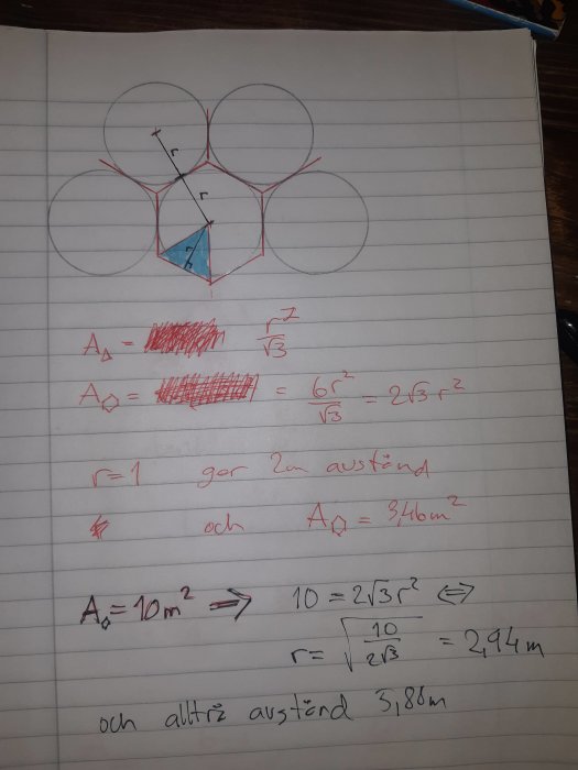 Handritad skiss som visar geometriska beräkningar för avstånd och area, inklusive hexagoner och cirklar på rutat papper.