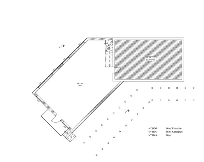 Arkitektritning av befintlig och planerad källare med mått och markering för ny utbyggnad.