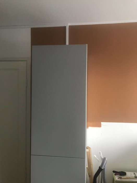 Ikea Metod-köksskåp med problem vid montering nära hörn och gångjärn, skåpet linjerar inte rätt.