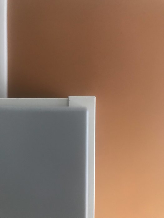 Ikea köksskåp som inte passar perfekt i hörnet nära gångjärn, behöver justering.