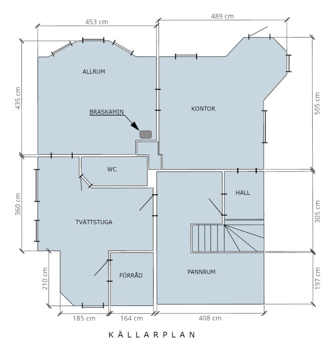 Detaljplan av källare med markerad braskamin i allrummet och måttangivelser för varje rum.