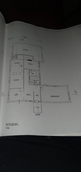 Ritning av bottenplan för hus med markerad bärande vägg anmärkt med "B" i en forumdiskussion om renovering.